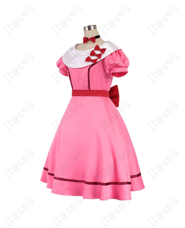 ヒカリのコンテスト衣装・側面ディテール。スカートの広がりとラインが分かるシルエット重視の横からの写真。