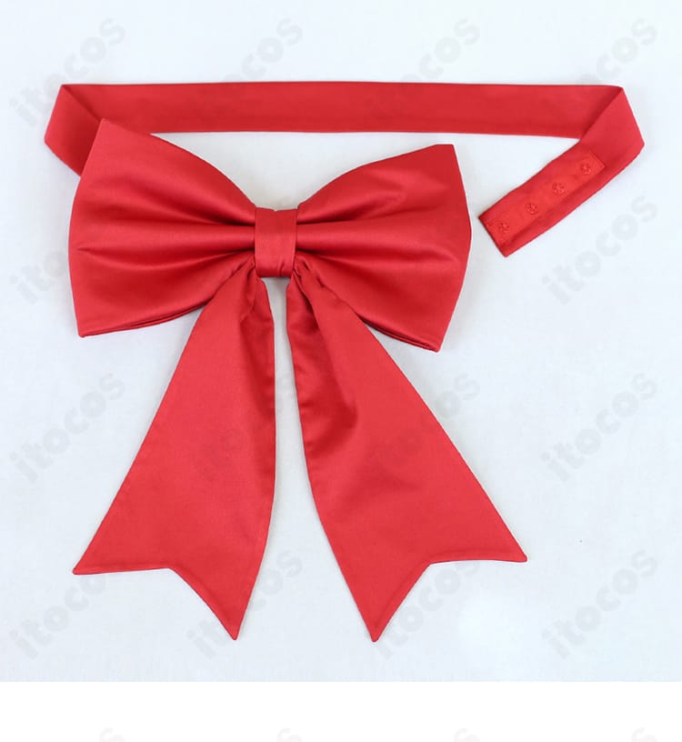 首元のチョーカーと蝶モチーフのアップ。衣装全体を引き締めるアクセントの質感が分かる近接。