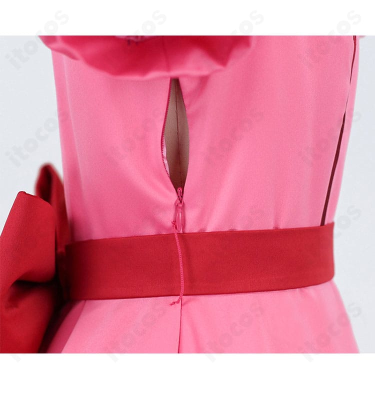 コンテスト衣装のチェーン／装飾パーツの近接。質感と取り付け位置がわかるアクセサリー詳細。