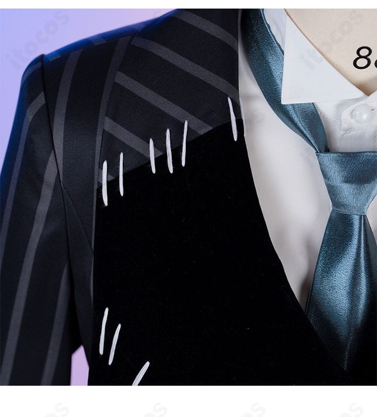 リドル・ローズハート衣装 右胸のエンブレム装飾アップ。金色パーツの立体感が分かる接写