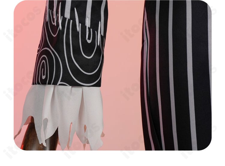 袖口装飾のディテール。刺繍とトリムの精巧さを強調。