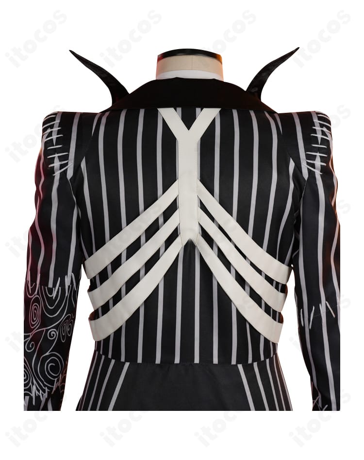 背面全体。背中から裾にかけたディテールとシルエットの流れを確認できる。