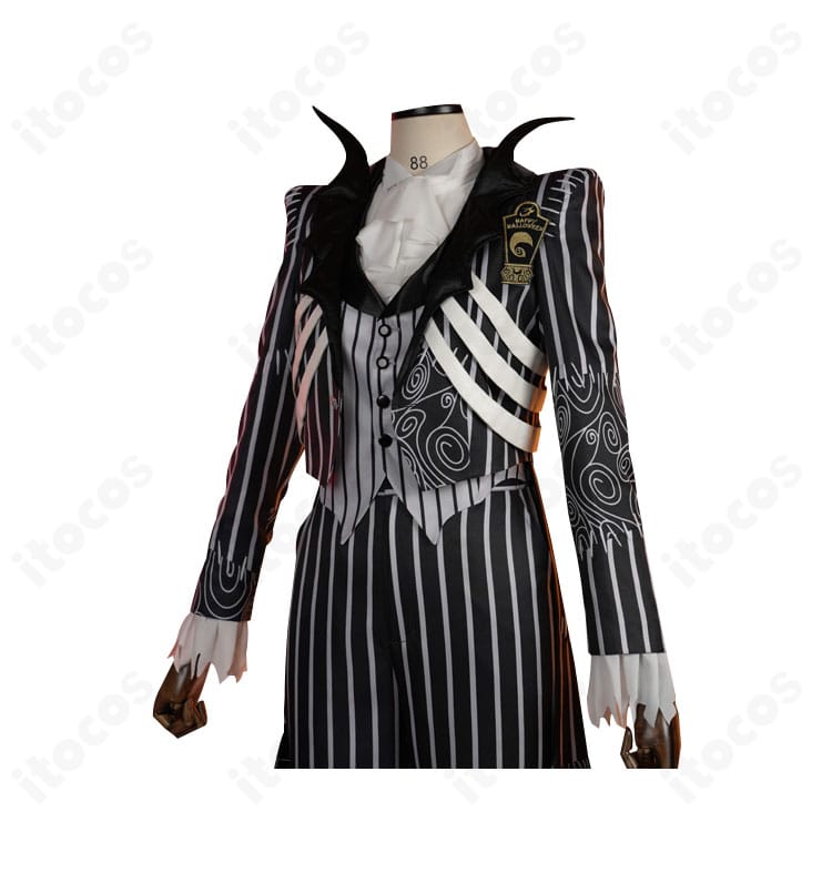 左側の装飾ディテール。肩から袖にかけた刺繍と装飾パーツを接写で表現。