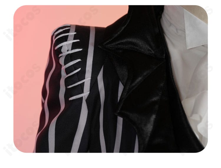 肩・袖周りの装飾クローズアップ。精緻な刺繍と立体的パーツの質感が分かる。