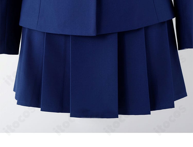 毛利蘭 制服コスプレ スカート部分のプリーツ表情と丈感の詳細。歩いた際に映えるラインを確認できる画像