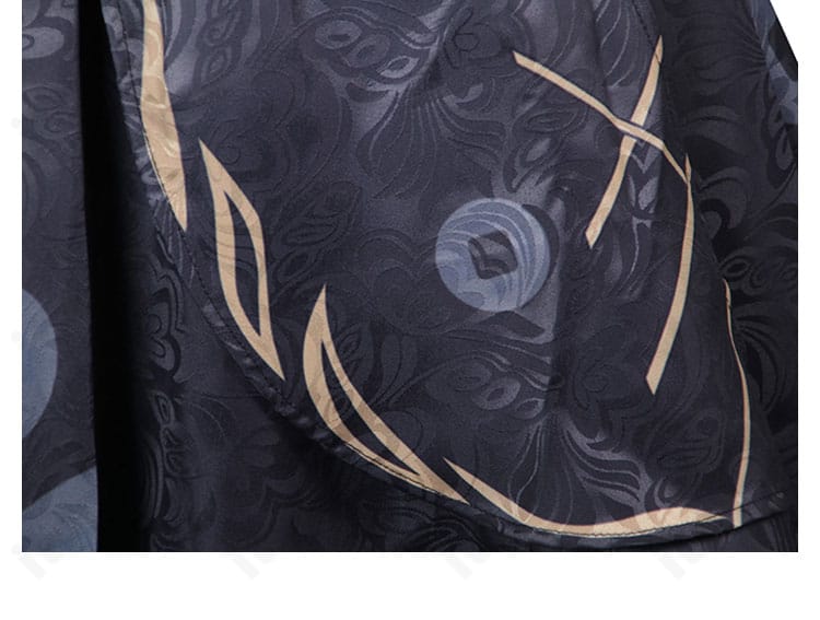 スカート装飾の別角度。上品なデザインとコントラストを強調。