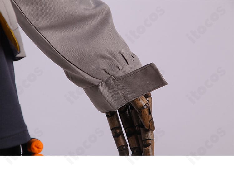 袖部分のディテール。切替や装飾の配置でフェニックスらしさを表現