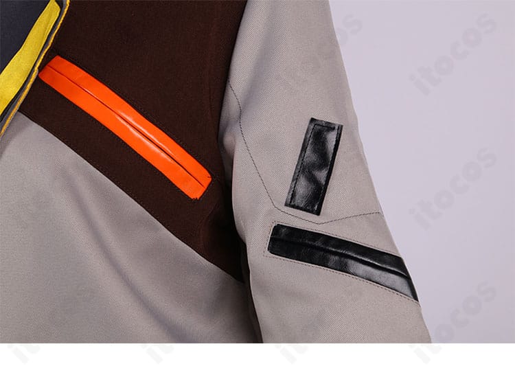 左肩〜袖の装飾ディテール。ステッチとパーツの配置を確認できる