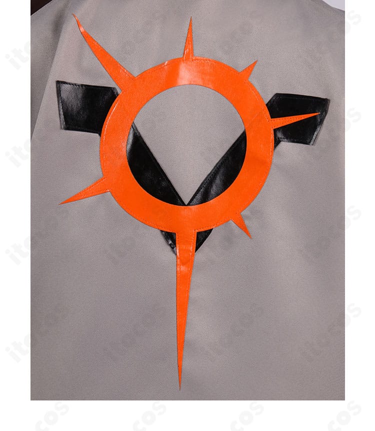 背面上部〜下部のディテール。コートの落ち感と背面装飾を忠実に再現