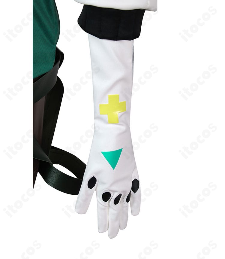 外套背面と襟元装飾の全体感。立ち上がる襟がシャープな印象。