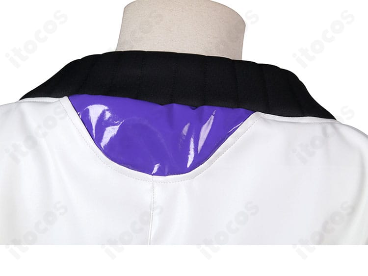 ウエストベルトと腰帯のディテール。金具と装飾の質感を明瞭に表現。