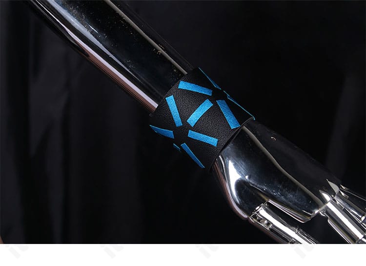 焔影リード コスプレ衣装 腕飾りの接写。形状と質感をリアルに再現したアクセサリー類