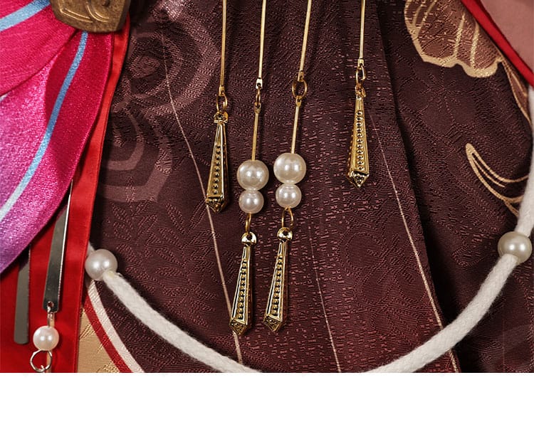 腰間装飾のアップ。モチーフと配列が分かり、立体感を伝える。