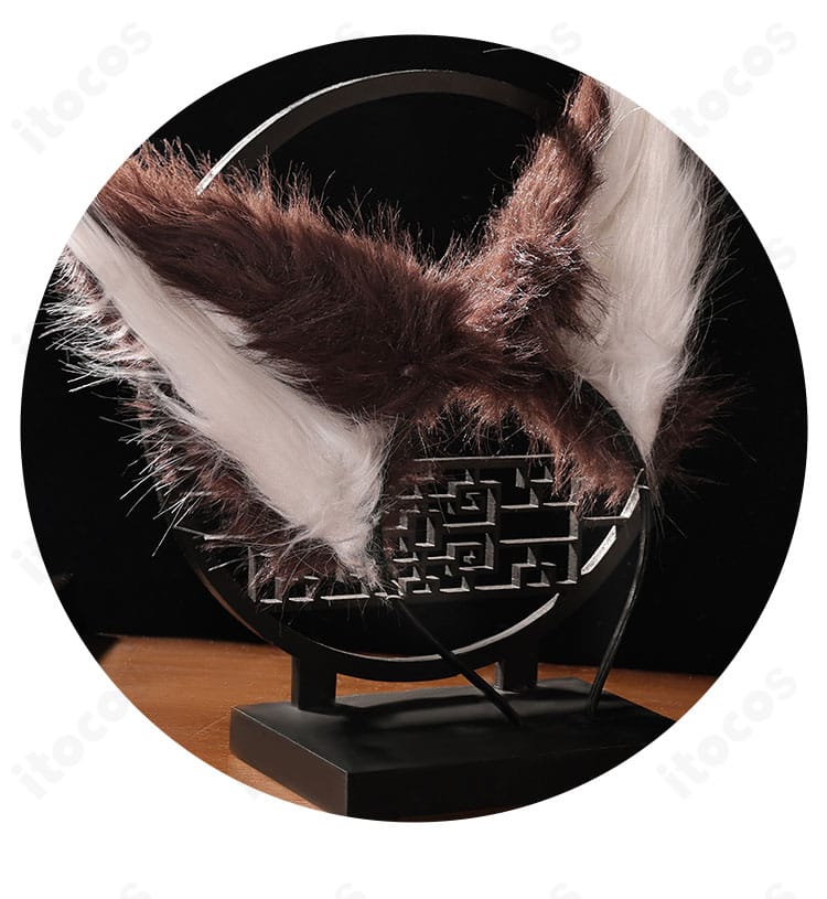 帰忘の流離人の耳飾りクローズアップ。繊細な意匠と質感を示す。