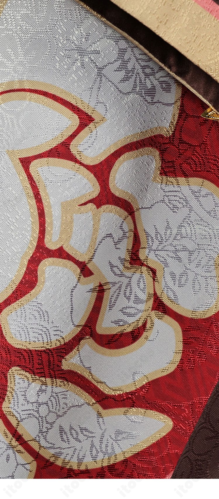 袖裾の装飾アップ。縁取りと模様の細部を強調したカット。