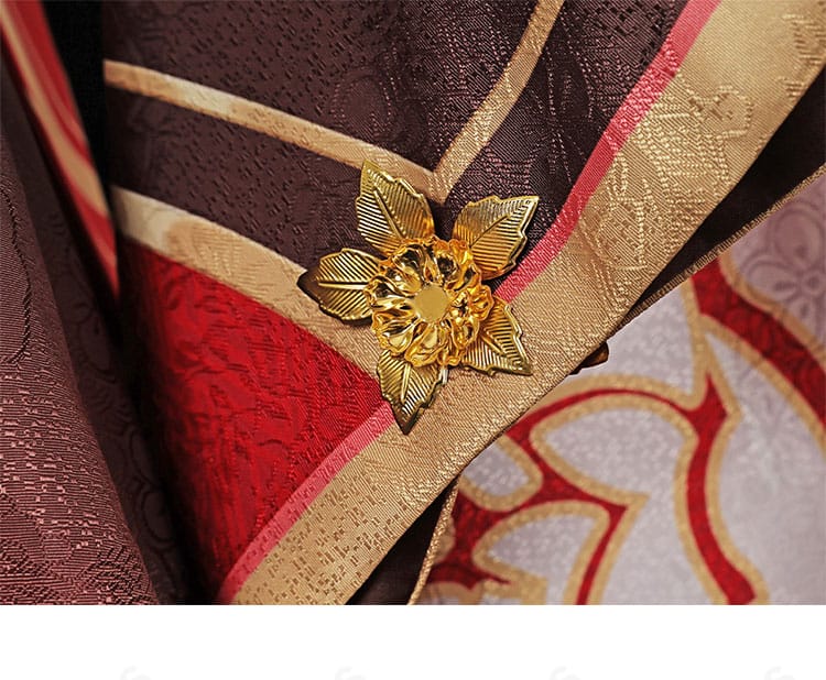 袖口の花飾りディテール。刺繍と立体装飾がアクセントになっている。