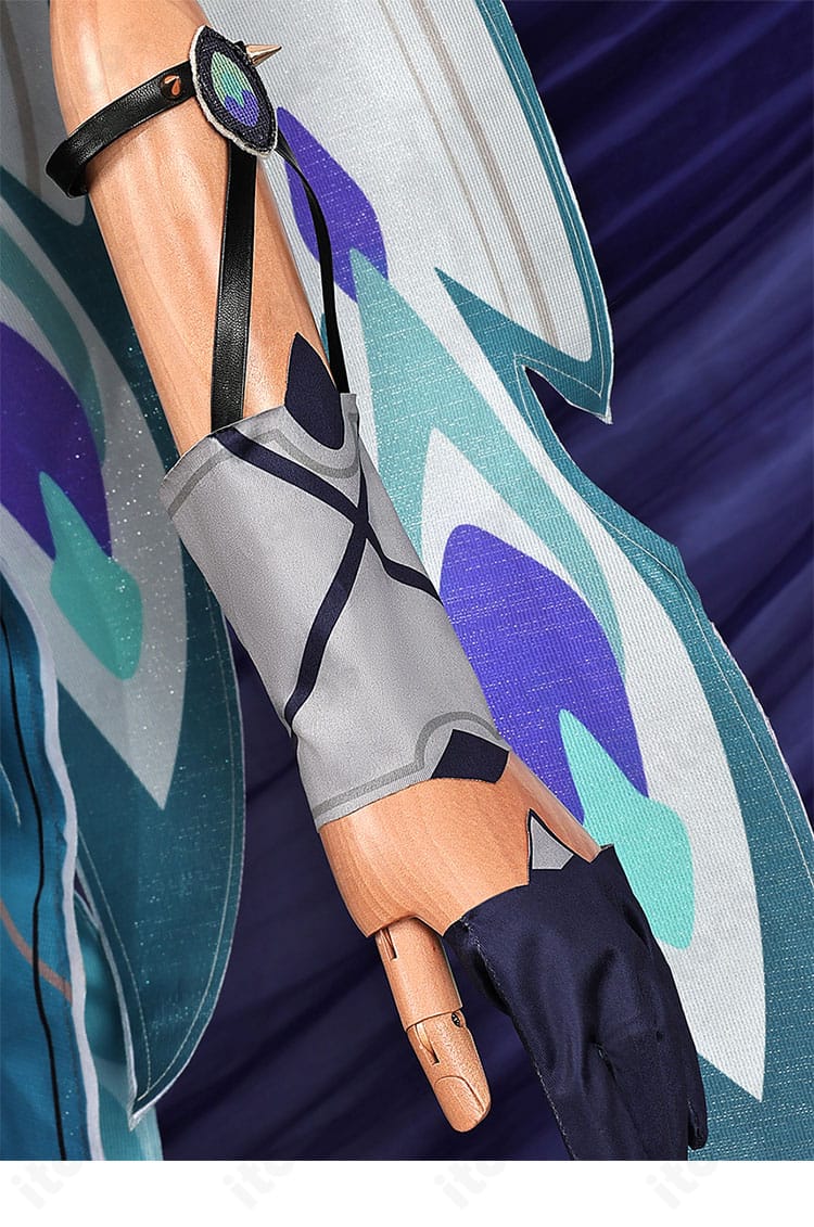 左腕飾りと手袋。装飾の重なりとフィット感の見え方。