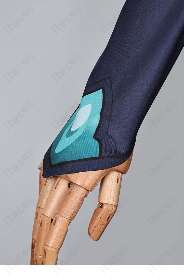 右袖カフスの装飾。袖口の意匠が手元の印象を引き締める。