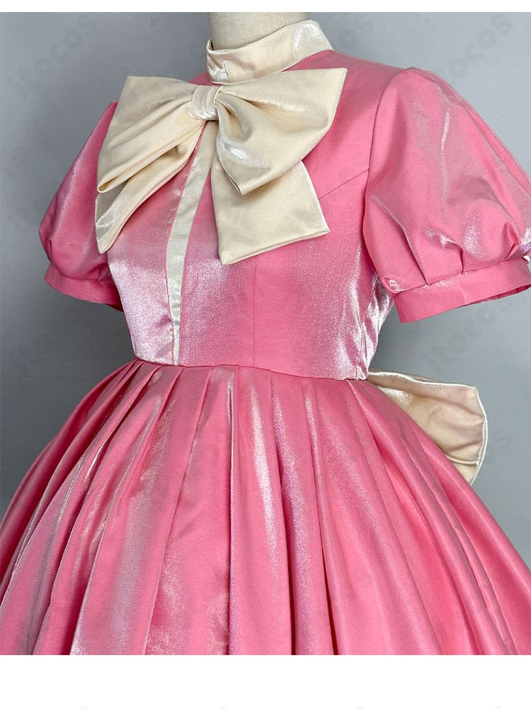 バトルコスチューム特長の大きな背部蝶結びにフォーカス。リボンの立体感と結び目の形状が分かる拡大ディテール。