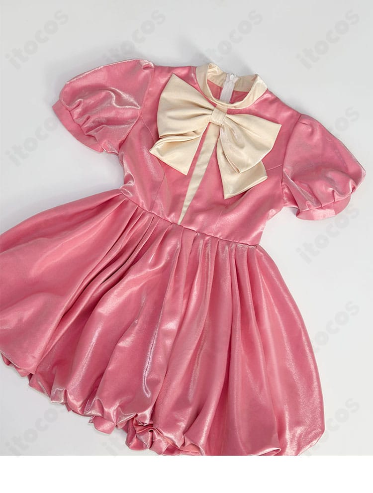 木之本桜コスチュームの装飾ディテール。縁取りやアクセントの配置など、正面装飾の質感に焦点を当てた画像。