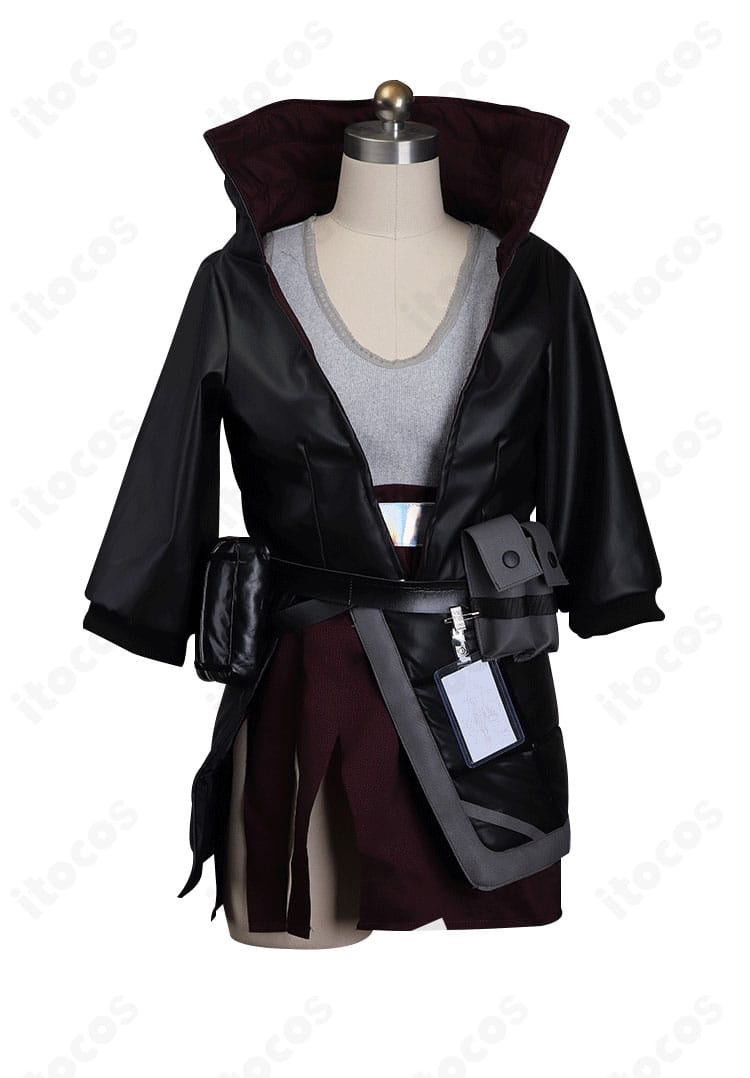 アークナイツ ホルン衣装のフロントディテール接写。配色、縫製ライン、ネックレスの質感まで確認できる画像。