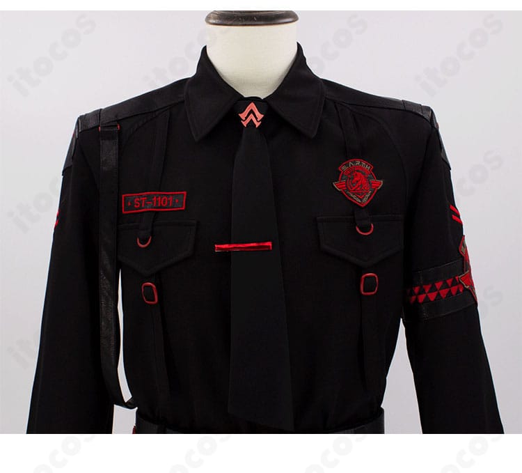 襟元とネクタイ結び目の近接。整ったVゾーンとタイピン位置