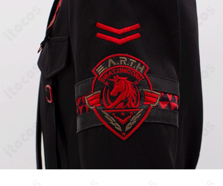 左肩の装飾アップ。肩章とライニングの重なりを確認できるカット