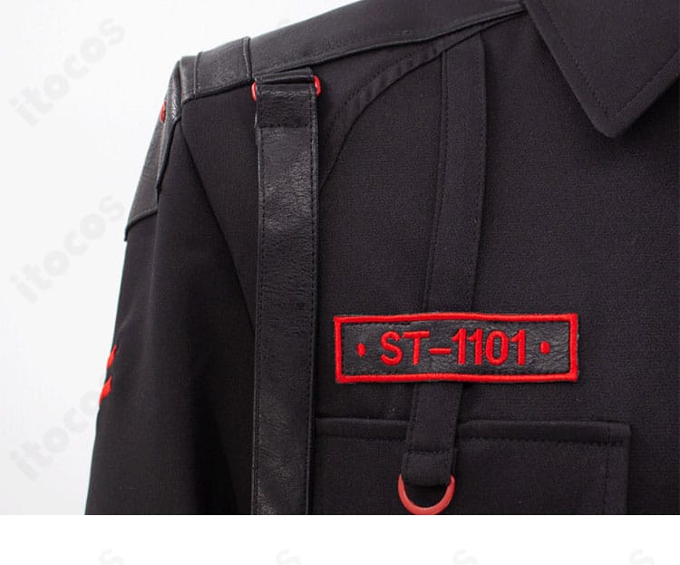 右胸の装飾ディテール。エンブレムと胸章の意匠が見えるアップ