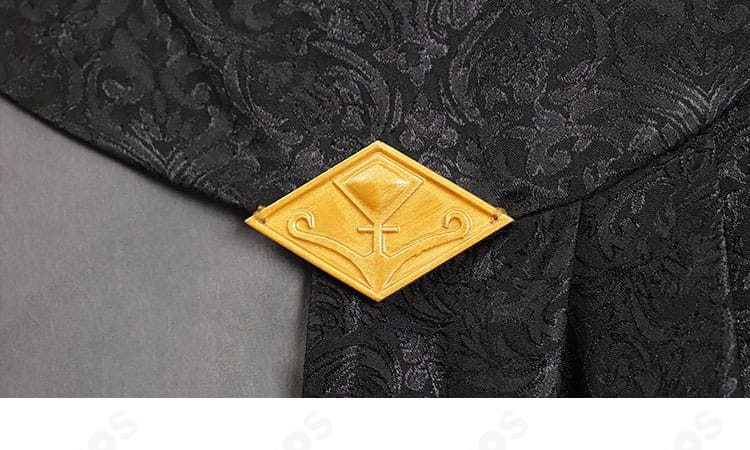 背面上部の詳細。マント付け位置と背中のシームが分かる。