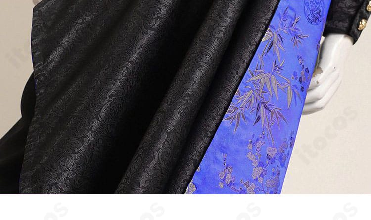 マント（披風）の質感ディテール。広がりとドレープが迫力を演出。