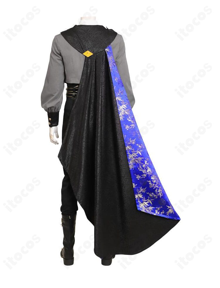 背面全体。マントとコートの丈感、背中のラインが強調された後ろ姿。