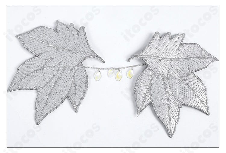 ノフィカ衣装の腕飾りアップ。細部の彫りと装飾の密度を強調。