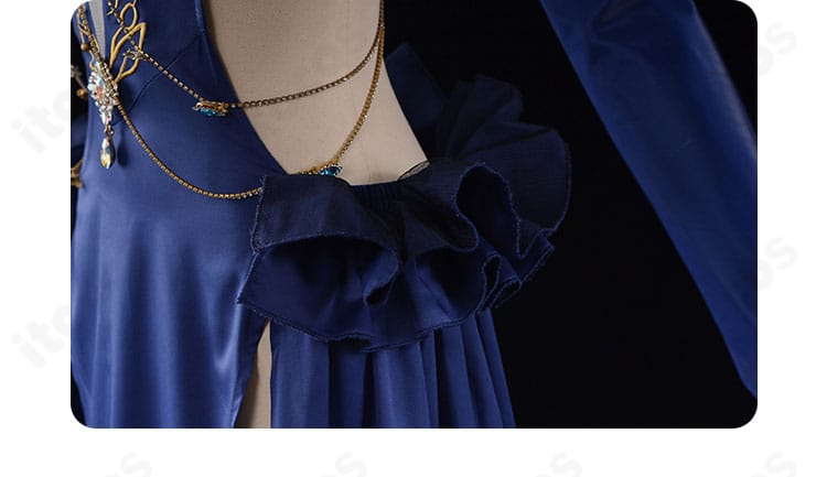 C.C. 衣装の腰飾りクローズアップ。チェーンと花飾りの質感と取り付け位置を説明。