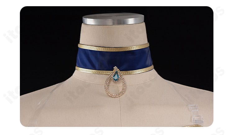 C.C. 衣装のチョーカー装飾アップ。金具と装飾パーツの質感と配置を強調。