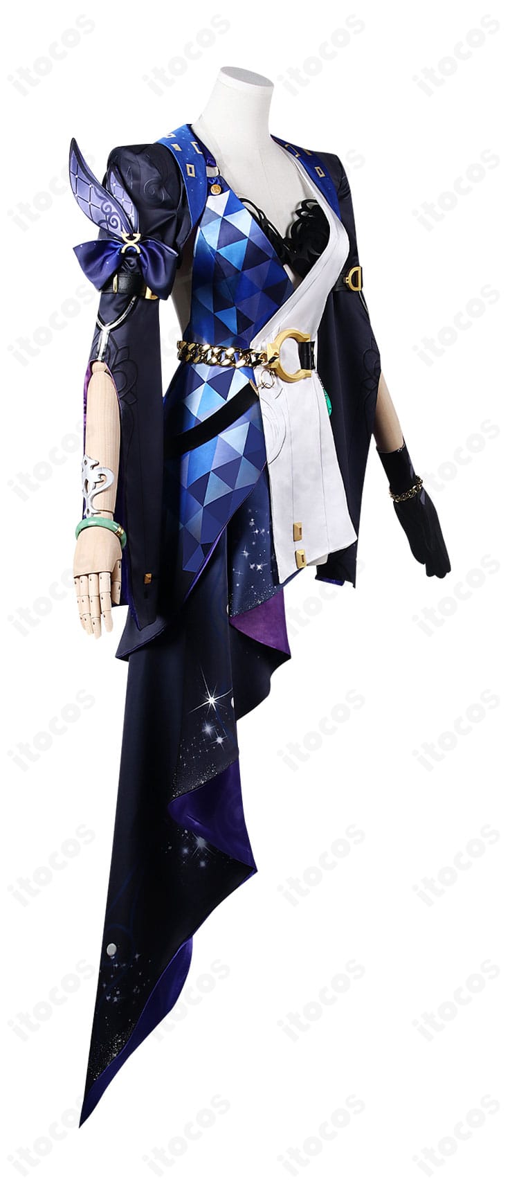 ジェイド衣装の側面シルエット。コートの落ち感、オーバースカートのカーブ、袖章位置のバランスを確認できる画像。