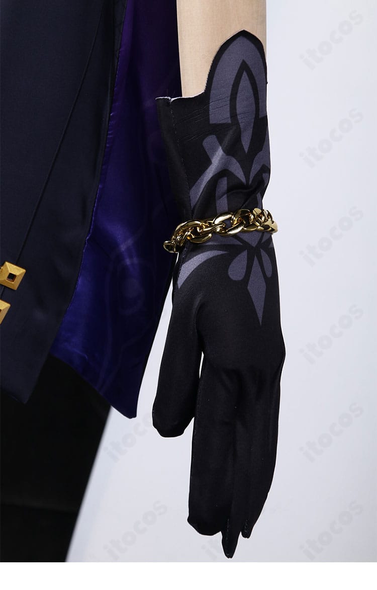 手袋の装飾アップ。指先から甲部分までの意匠と素材感でコーデ全体の完成度を底上げ。