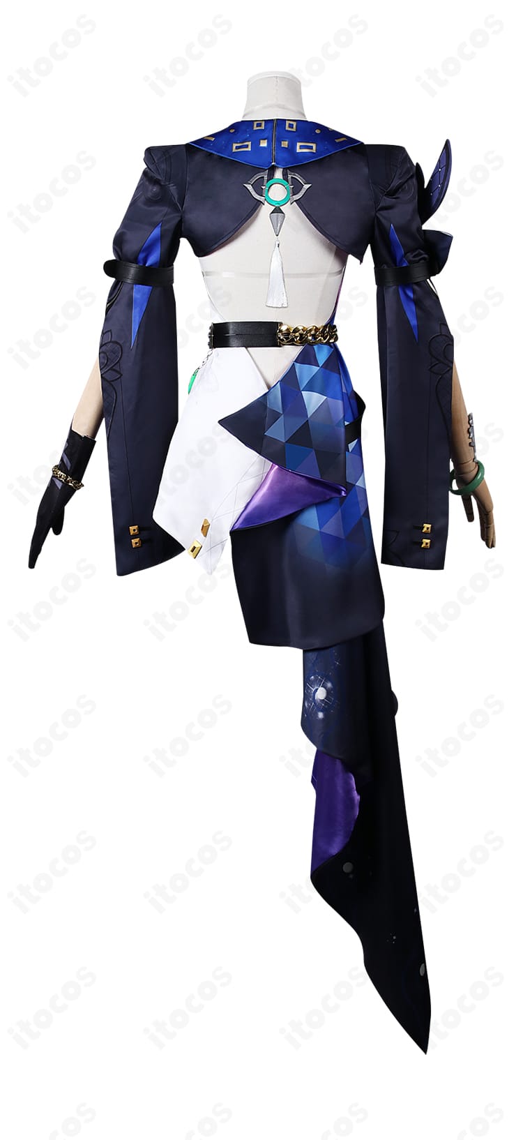 ジェイド衣装の背面ディテール。背中のシームライン、ベルト位置、裾の広がりとレイヤード構成を明瞭に撮影。