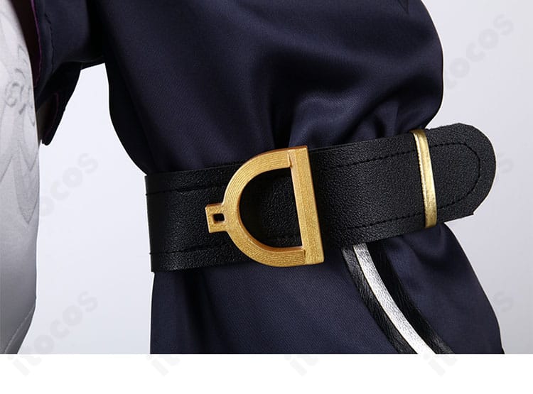 左袖の装飾詳細。対称配置の意匠やカフの切り替えなど、左右の作り分けが伝わる画像。