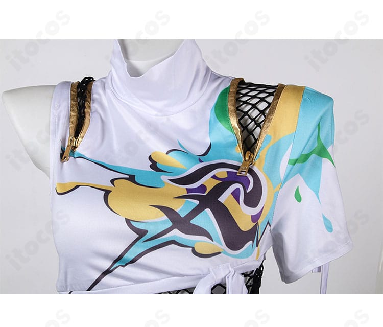 肩袖と衣襟の装飾アップ。エッジのパイピングと刺繍風ディテールが強調された写真。