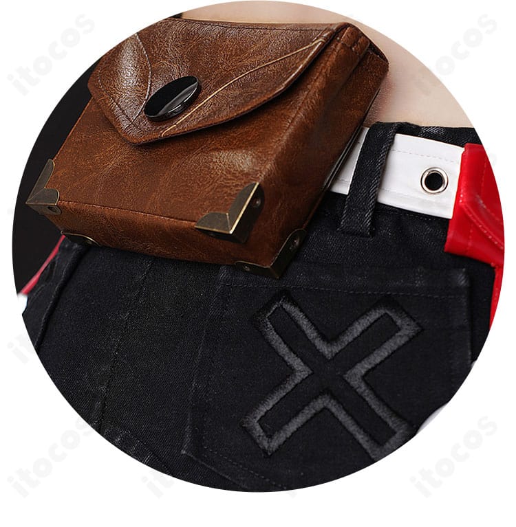 パンツ部分の装飾意匠とステッチを捉えたディテール画像