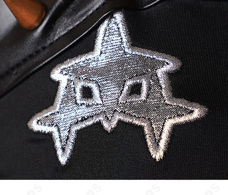 胸元ロゴ装飾の近接写真：パイパー・ウィール衣装の象徴的モチーフ