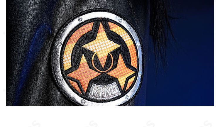 キング・シーザー衣装の袖アイコン装飾アップ。特徴的なシンボルの形状と仕上げを捉えた画像。