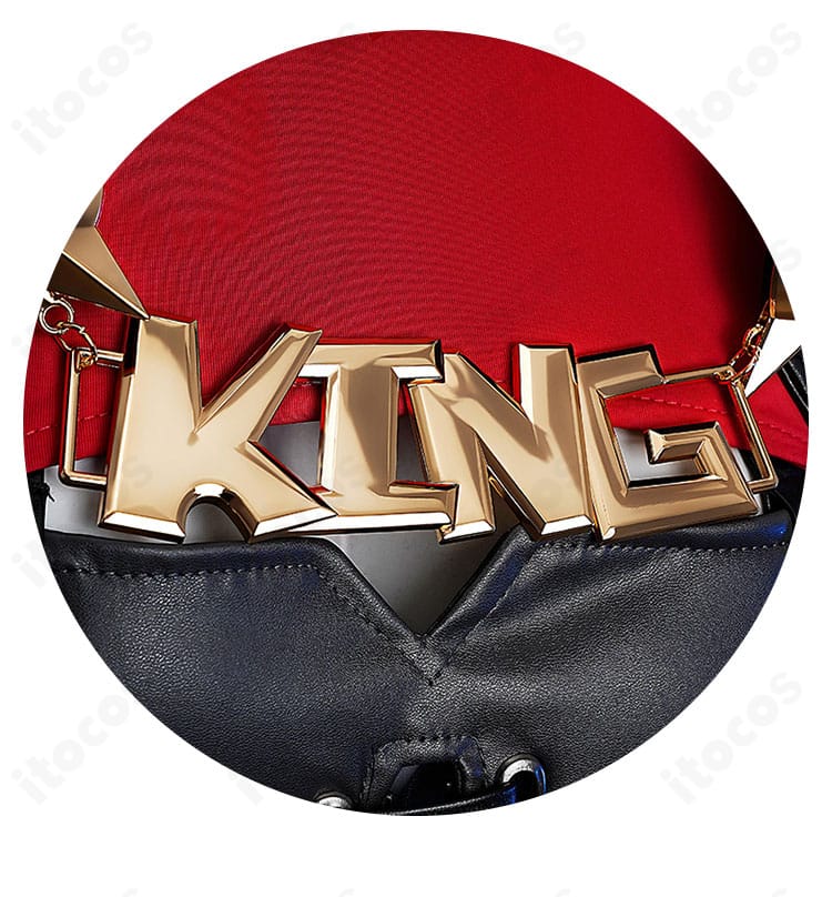 キング・シーザー衣装の胸口文字装飾アップ。プリントの質感と配置バランスを示すディテール画像。