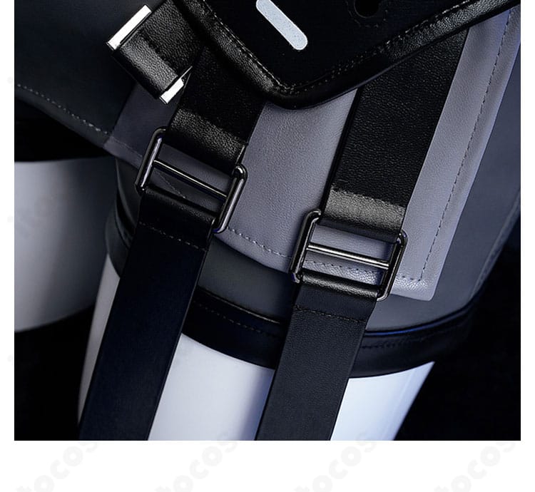 キング・シーザー衣装の腰飾りベルト細部。金具の質感とストラップの取り回しが分かる画像。