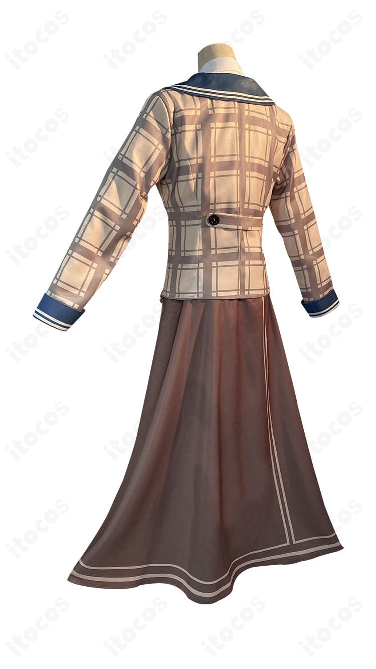 アリス・デロス 報道記者コスプレ衣装の背面｜後ろ姿のシルエットと裾の落ち感、背中の縫製ライン