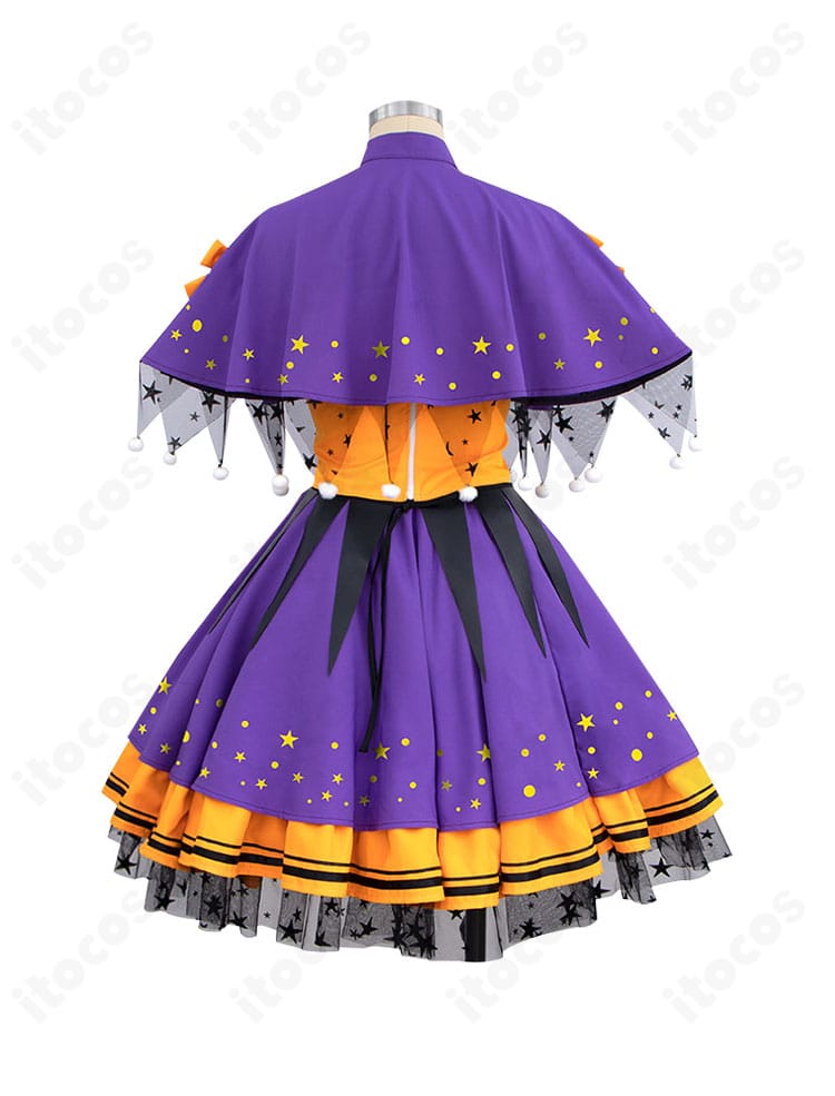 エミリア ハロウィンNight2024衣装の背面全身。マントの長さや背中のライン、飾りの配置が見える背面写真