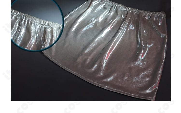 インナーとスカート裾のディテール。レイヤーの重なりとヘムの処理を拡大表示。