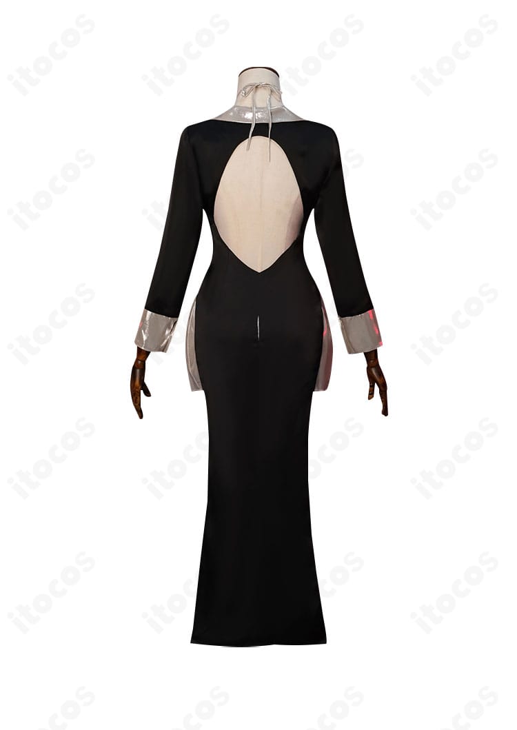 ジェーン・ドゥ衣装の背面全体。背面のライン取りとヘムの広がりが分かる。