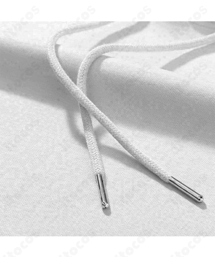 セイヤ衣装の帽子用紐飾りクローズアップ。先端パーツと結び目の仕上げ、撮影映えするアクセントを示す画像。