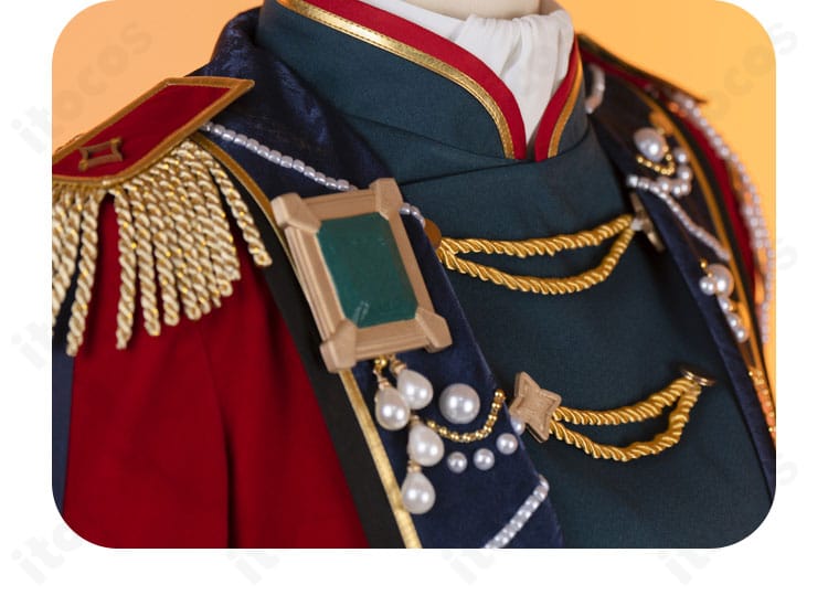 襟元の装飾ディテール。上品な意匠と配色バランス、スカーフの収まりが見える接写